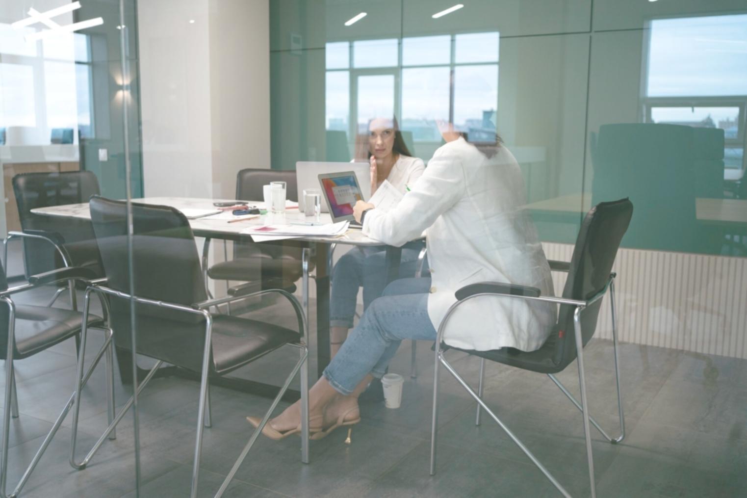 Equipo de calytheranvox trabajando en colaboración